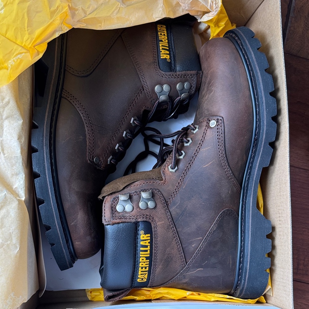 NIB Caterpillar Men's Dark Brown Leather Boots